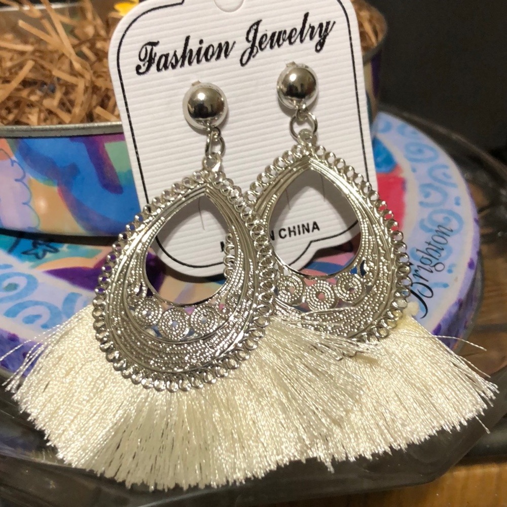 ❤️💚Gorgeous Fashion Feather & Silver Danglers❤️💚 - Picture 9 of 9